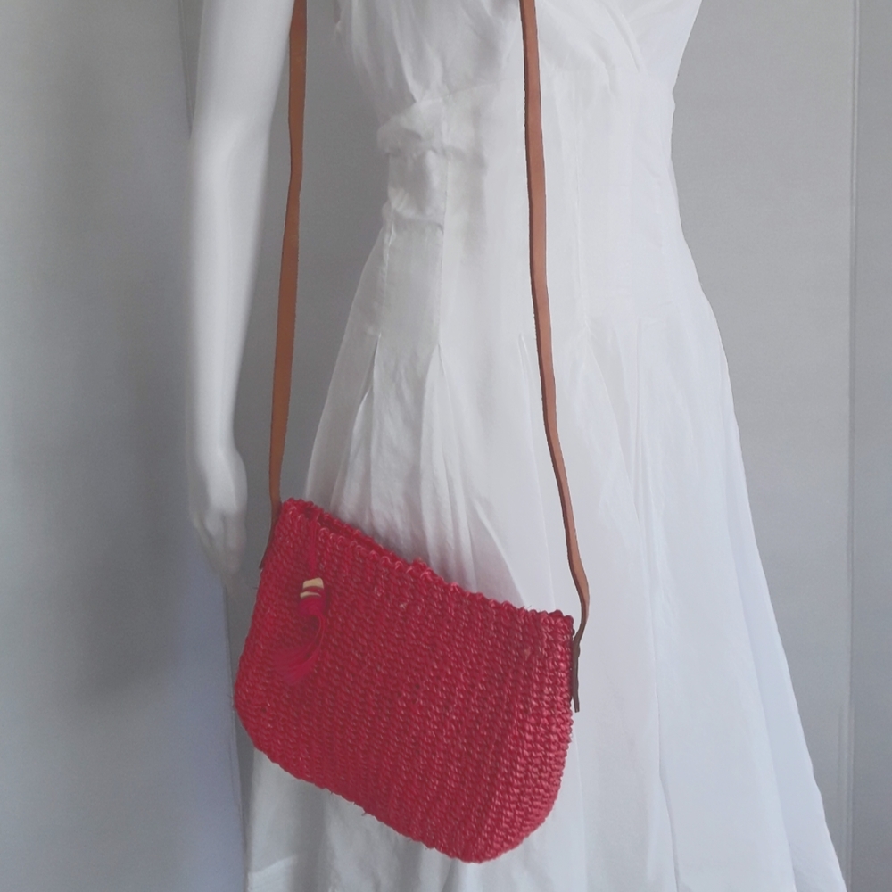 VTG FUJI HOT PINK NATURAL STRAW LEATHER STRAP CROSSBODY
